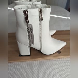 SEVEN DIALS WOMENS FIONAH Pointed Toe Ankle Fashion Boots, White, Size 6M.